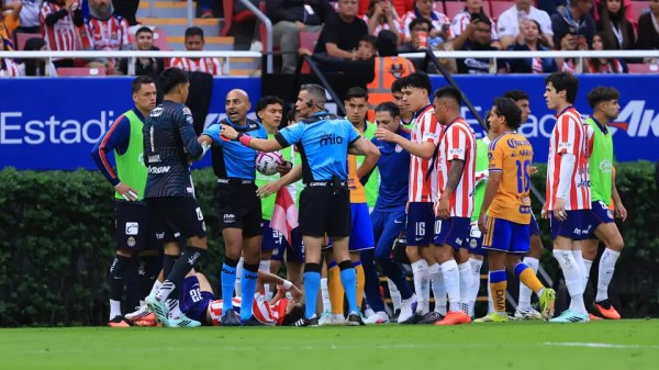Chivas rescata empate con Tigres