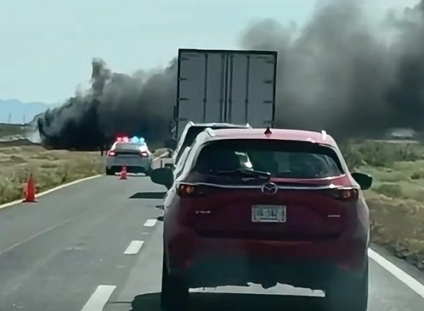 Se incendia tráiler en carretera a Juárez