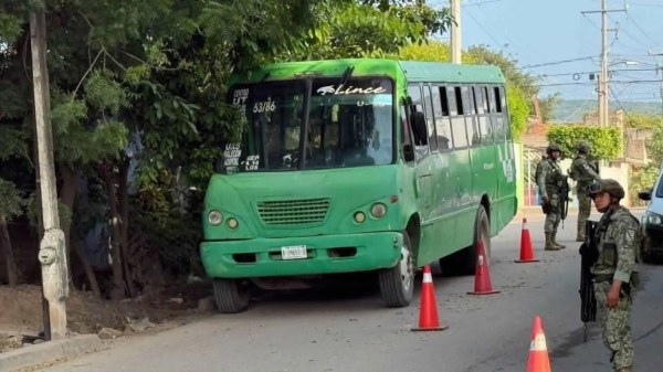 Balean camión con estudiantes en Sinaloa