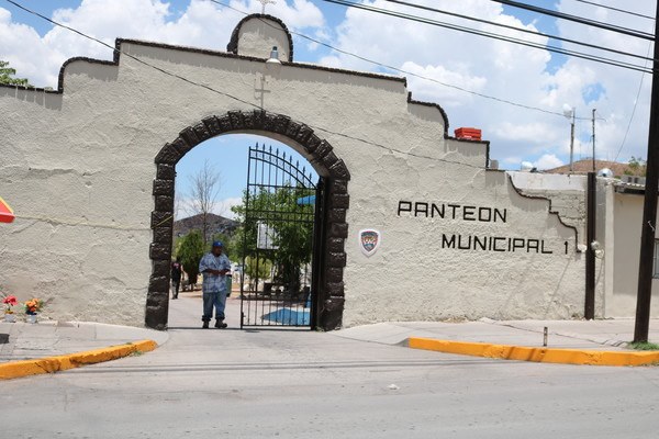 Hallan muerto en árbol dentro de panteón