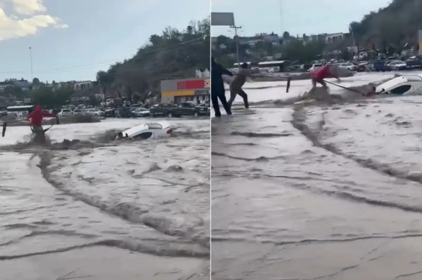 Arrastra corriente auto en Juárez