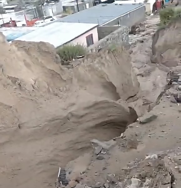 Lluvia destruye calle en la colonia Sol Poniente y deja enorme grieta