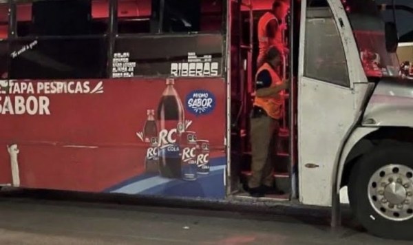 Choca camión urbano contra dos autos en la Colón