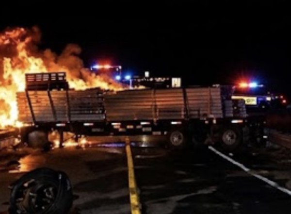 Vuelca tráiler en carretera Cuauhtémoc-Chihuahua; chofer queda prensado