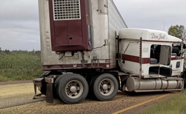 Vuelca tráiler en Meoqui y bloquea carretera