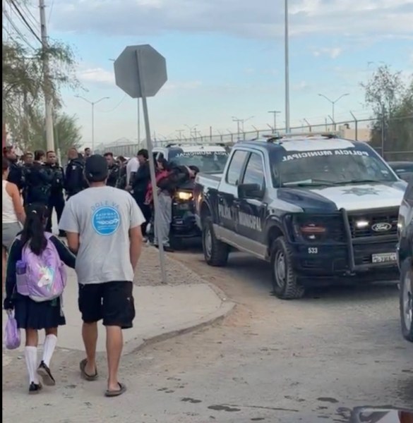 Roban dos camionetas; detienen a siete