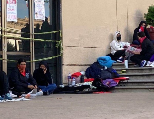 Normalistas mantienen tomado el Héroes de la Revolución