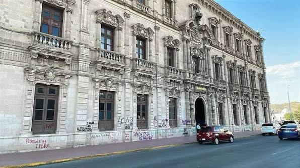 Quitan pintas en Palacio de Gobierno