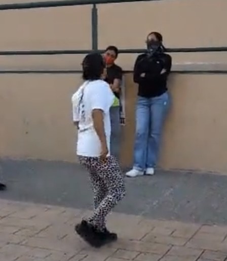 Piden empatía normalistas tras forcejeo por pancartas en plantón