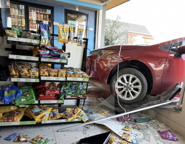 Se estrella auto en Oxxo del Parque Glendale