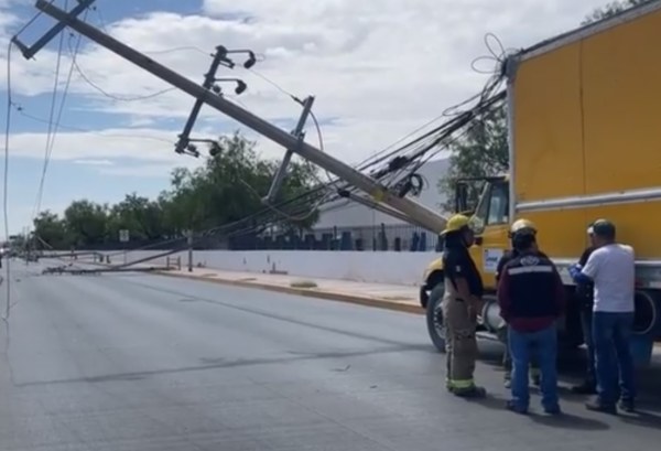 Derriba tráiler siete postes en Juárez