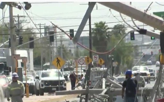 Camión de carga tira diez postes de servicios