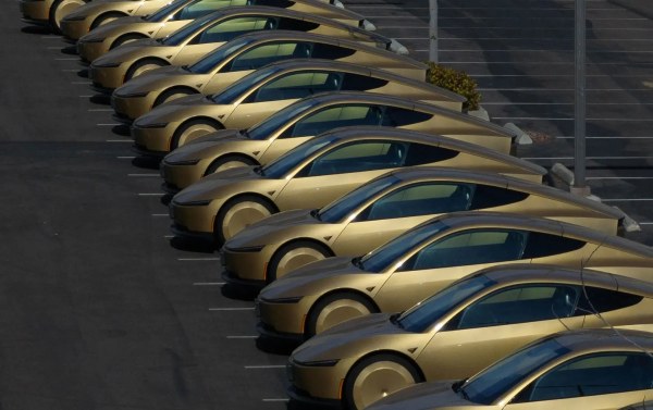 Tesla lanza servicio de viajes en coche sin volante