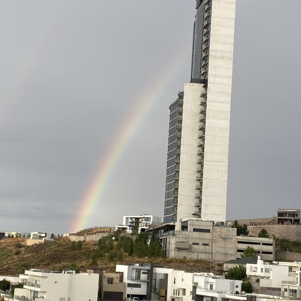 Calor y lluvias dispersas este sábado