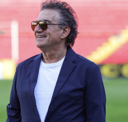Rubén Omar Romano vence el cáncer y toca la campana 