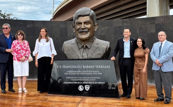 Develan busto en honor al exgobernador Francisco Barrio Terrazas en la UACh