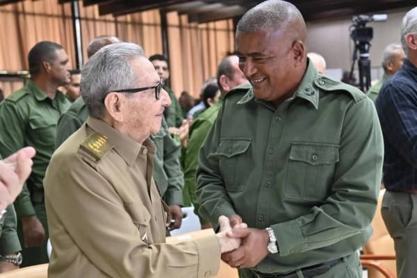 Reaparece Raúl Castro