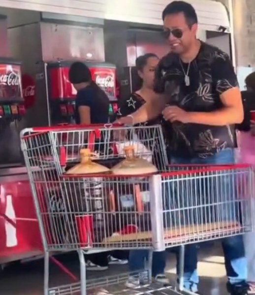 Se viraliza familia por rellenar dos garrafones con soda en Costco