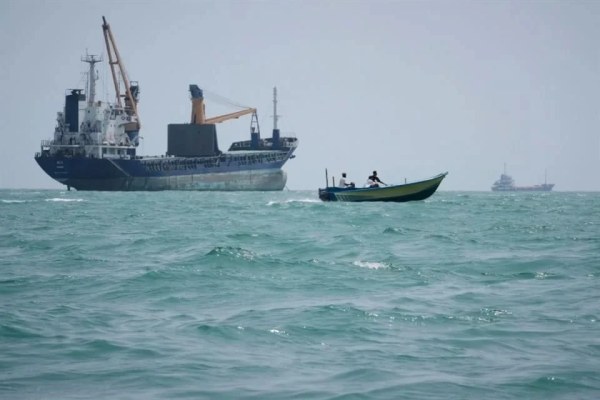 Afirma Irán atacar barco de EU en Ormuz; EU lo niega