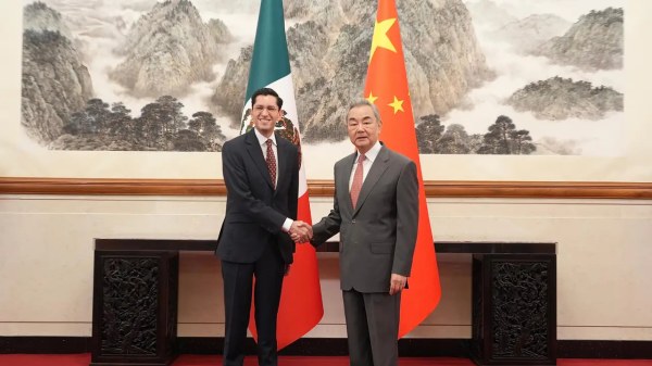 China pide a México no dejarse influir por Trump
