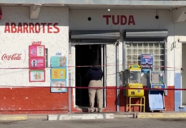 Mujer asesina a su esposo con machete en tienda de abarrotes