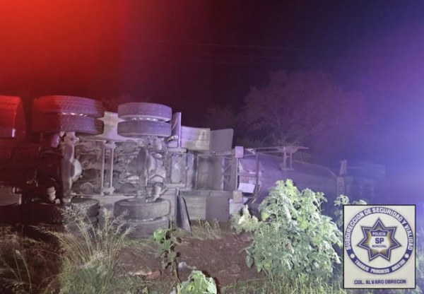 Vuelca tractocamión en el Corredor Comercial