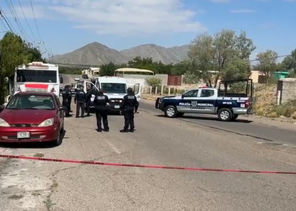 Acuchilla a su madre y dos policías; le disparan