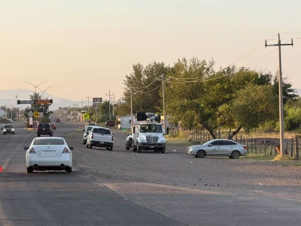 Bloquean carretera a Janos por cortes de luz en Lebarón