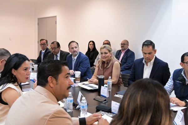 Encabeza Maru Campos mesa de seguridad