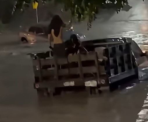 Cae fuerte aguacero en Juárez