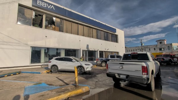 Supuesta explosión causa daños en banco