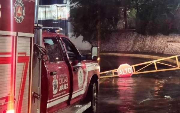 Aguacero deja autos varados en Juárez