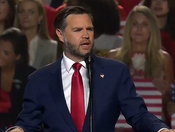 ‘Si tanto amas México, ve allá’: JD Vance arremete contra manifestante