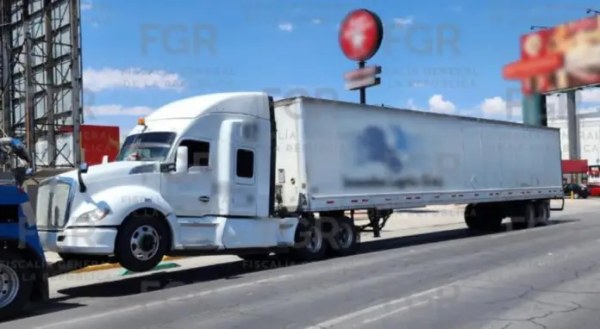Detienen a polleros con migrantes en tráiler