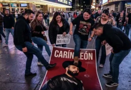 Pisotean y escupen foto de Carin León en Las Vegas