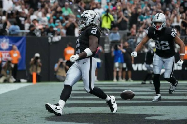 Raiders superan 27-13 a Dolphins