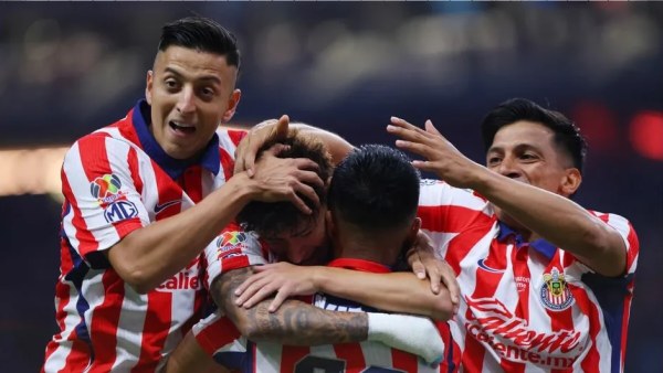 Chivas golea 3-0 a Pumas