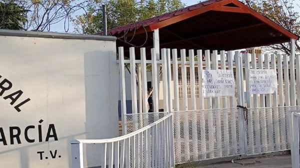 Protestan padres y cierran primaria por falta de intendentes
