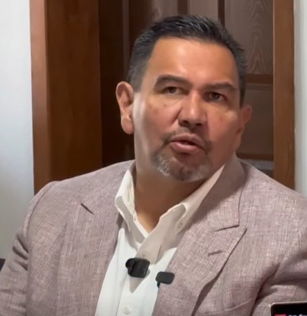 Corral es un personaje tan huevón; se aprovecha de Morena: Cruz