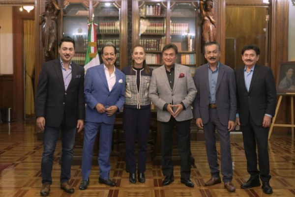 Presidenta de México recibe a Los Tigres del Norte en Palacio Nacional