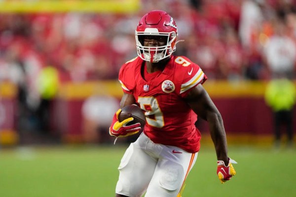 Chiefs arrollan a los Broncos