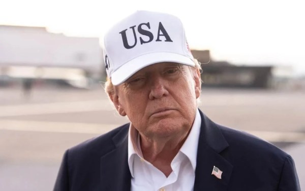 Trump califica riesgos de IA como una “farsa”
