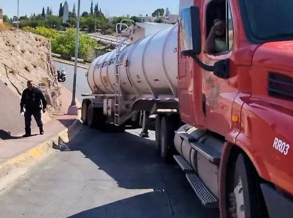 Se accidenta pipa en la Politécnico Nacional