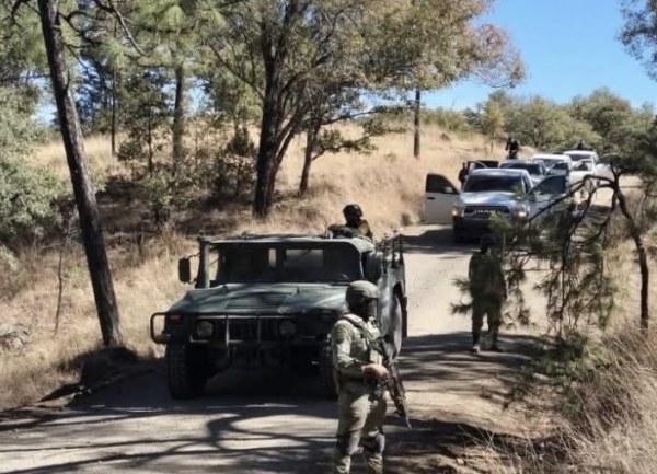 Detiene ejército a cinco: aseguran armamento y dos Vehiculos