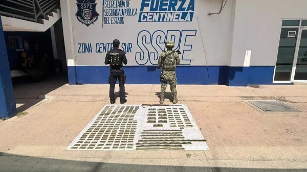 Aseguran armamento oculto en tambos y tubería