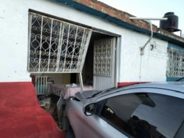 Carro se incrusta en recámara de una vivienda en la Che Guevara