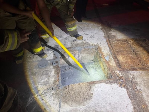 Muere guardia de lechería al caer a alcantarilla