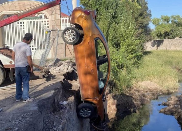 Queda vehículo colgado de obras de puente