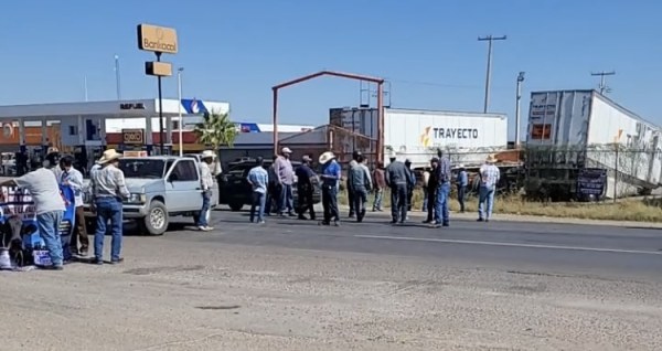 Cierran lecheros la carretera Chihuahua-Delicias en ambos sentidos