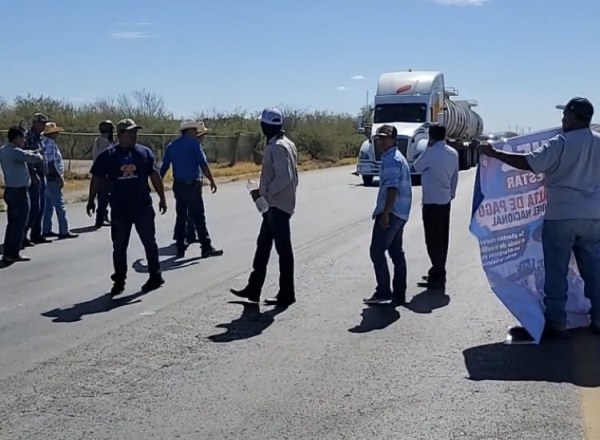 Reabren lecheros carretera a Delicias